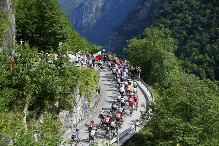 Una splendida immagine del paesaggio della ventesima tappa del Giro. Lapresse